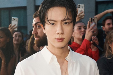 JAPONESA QUE DEU BEIJO NA BOCHECHA DE JIN, DO BTS, VAI RESPONDER POR ASSÉDIO